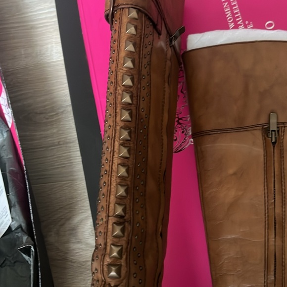 Vince Camuto
Bollo boots
7.5
New - Picture 5 of 6